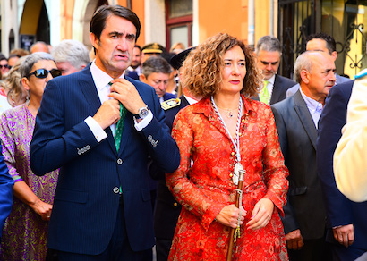 El consejero de Fomento y la alcaldesa, en la procesión / BierzoDiario
