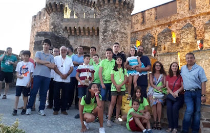 Los participantes a la puerta del castillo de Ponferrada