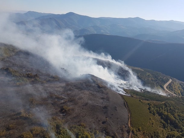 Controlados los incendios en Laballós, Llamas de Cabrera y Las Médulas Controlados los incendios en Laballós, Llamas de Cabrera y Las Médulas