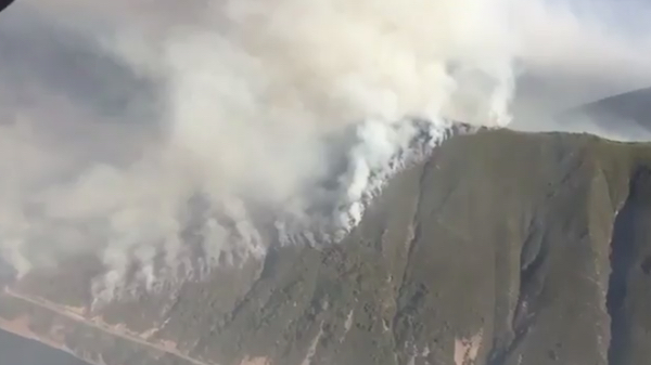 Medios aéreos y terrestres siguen trabajando en un incendio en Matalavilla Medios aéreos y terrestres siguen trabajando en un incendio en Matalavilla