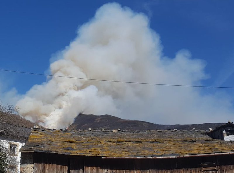El incendio es visible desde varios puntos de la comarca / @briftabuyo