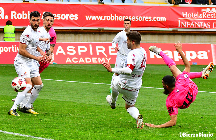 Carlos Bravo marca el gol de la Ponferradina con un espectacular remate de tijera