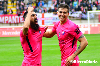 Carlos Bravo celebra el gol que adelantaba a la Ponferradina